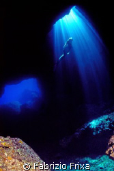 One divers in cove near the island of Ustica - Tyrrhenian... by Fabrizio Frixa 